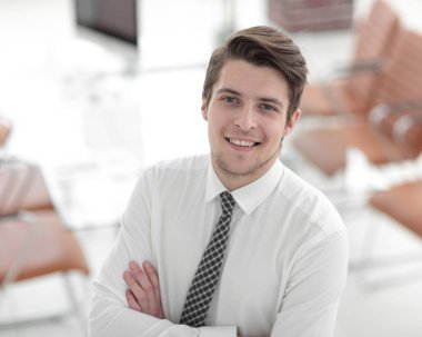Kendine güvenen genç işadamı office arka plan üzerinde