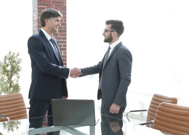 ofis koridorunda duran el sıkışan işadamları