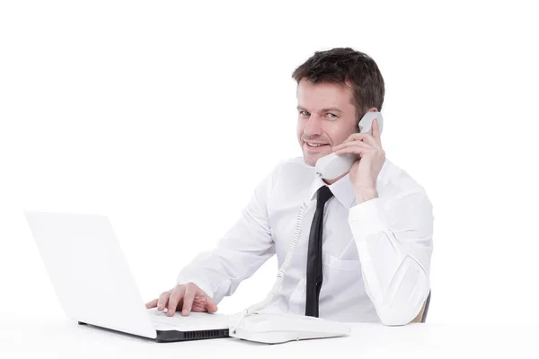 Homem de negócios falando no telefone e trabalha com laptop — Fotografia de Stock