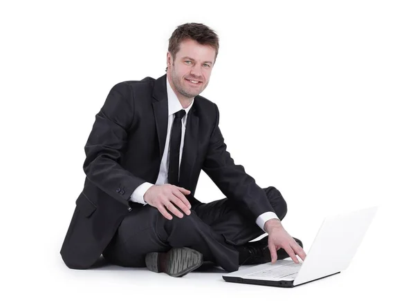 Dizüstü bilgisayarı olan bir iş adamı yerde oturuyor.. — Stok fotoğraf