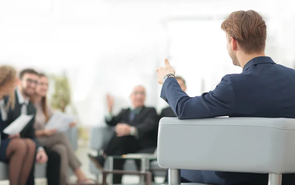 Imagem é blurred.businessman realizando uma reunião — Fotografia de Stock