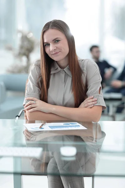 Porträtt av ung affärskvinna på arbetsplatsen — Stockfoto