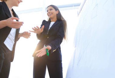 flipchart üzerinde bir marker ile işaret iş kadını