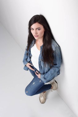 güzel genç bir öğrenci üzerinde beyaz izole