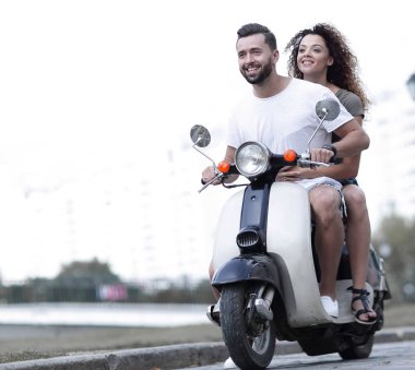 Mutlu çift sürme vintage scooter. Seyahat kavramı.