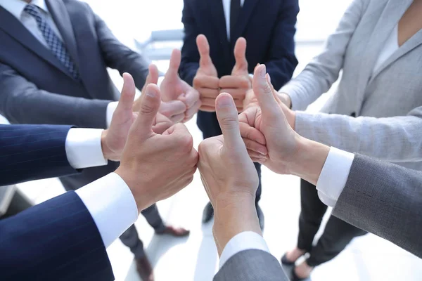Üzleti csapat mutatja hüvelykujj fel. — Stock Fotó