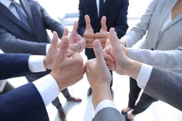 Equipo de negocios mostrando pulgares hacia arriba. — Foto de Stock