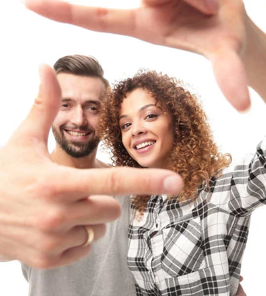 Recém-casados olhar no quadro dos dedos . — Fotografia de Stock