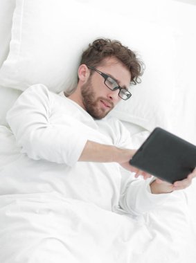 arka plan görüntüsü. adam dijital tablet üzerinde okuma.