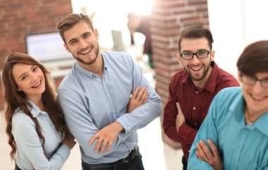 Gülümseyen Amerikan takımı kahve içerken iş projesini tartışıyor 