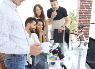 fotoğrafçı ve renk paleti tartışırken iş arkadaşları