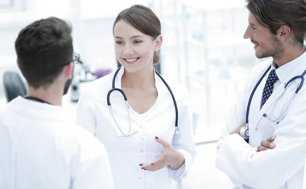 Equipo de diferentes doctores conversando — Foto de Stock