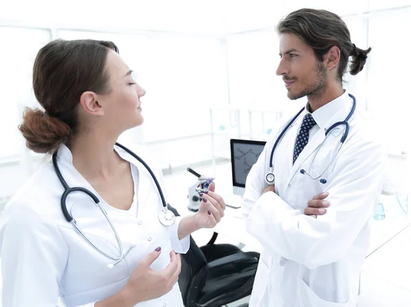 Dos médicos que se reúnen en el área de recepción del hospital — Foto de Stock