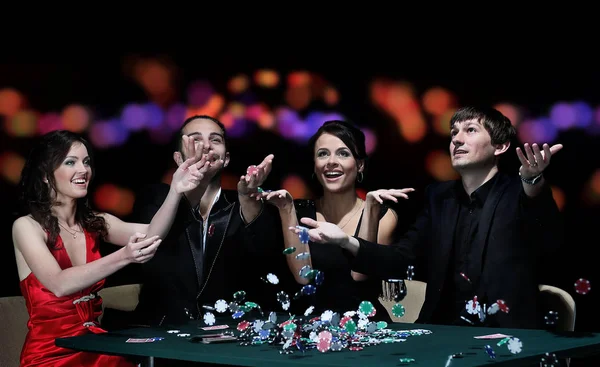 Grupo de jovens jogando poker na casa de jogo — Fotografia de Stock