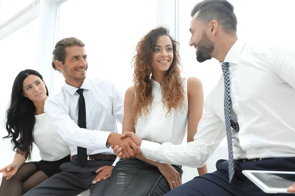 Bienvenido apretón de manos entre dos colegas . — Foto de Stock