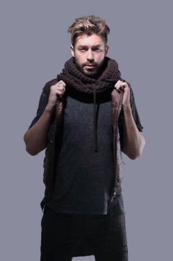 Başının arkasında elele yakışıklı genç