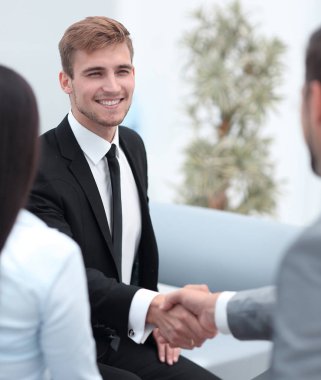 Ofisin lobisinde el sıkışan iş ortakları..