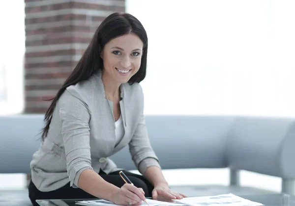Bizneswoman pracuje z dokumentami w biurze — Zdjęcie stockowe