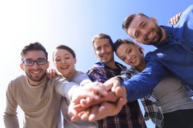 Üniversite öğrencileri ekip çalışması el kavramı istifleme