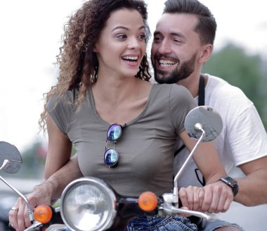 Bir şehirde güneşli bir günde sürme çekici çift