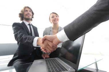 Eller yakın çekim sallayarak iki güven işadamı