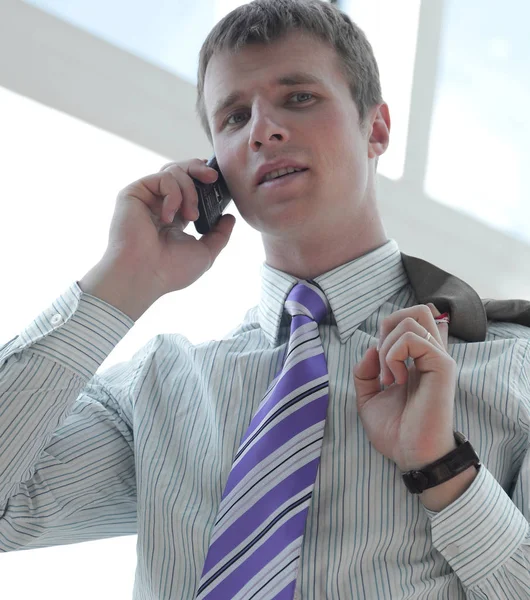 Uomo d'affari che parla al telefono nel salone dell'ufficio — Foto Stock