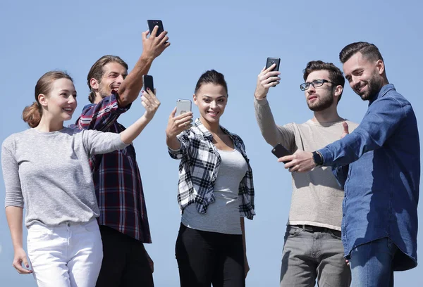 Gruppe junger Leute macht ein Selfie. — Stockfoto