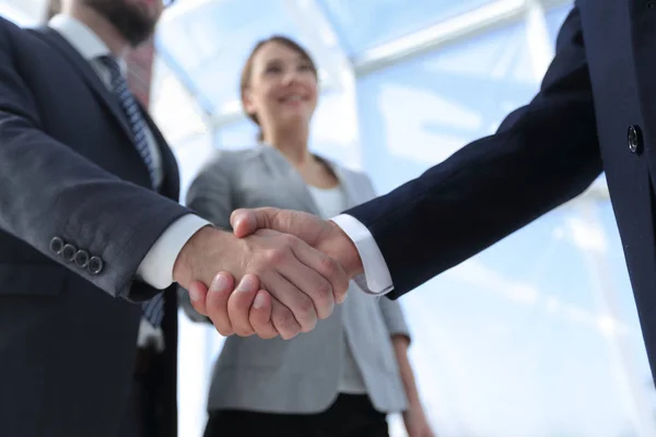 Popisný handshake podnikatelů. — Stock fotografie