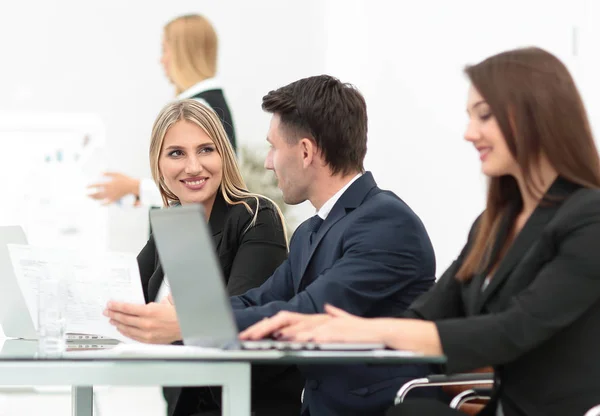 Business-team diskuterar ny information, stående framför den öppna laptop — Stockfoto