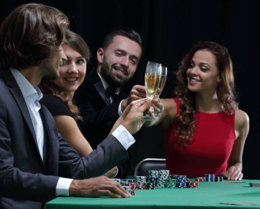 içki ve kumar gece kutlayan arkadaşlar