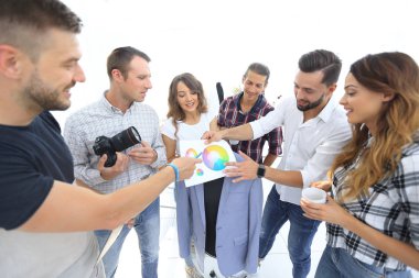 Renk paletini tartışan tasarımcı takımı