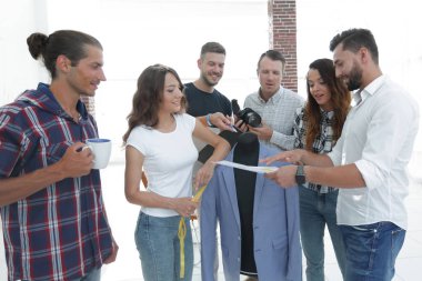 tasarımcılar yeni erkek giyim modelleri ile çalışma