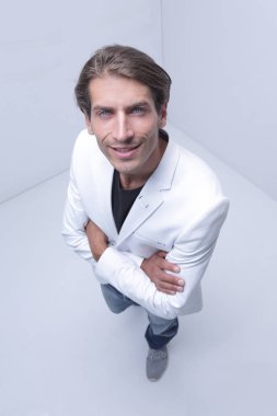 Kendine güvenen genç adam kameraya bakan