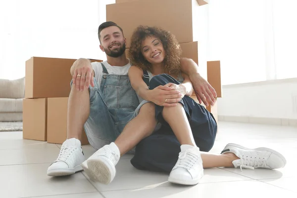 Concepto de mudarse a un nuevo apartamento. Pareja feliz — Foto de Stock