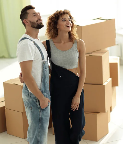 Jeune Couple Marié Debout Dans Nouvel Appartement — Photo