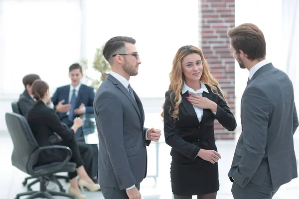 Colleghi d'affari che discutono problemi in ufficio — Foto Stock