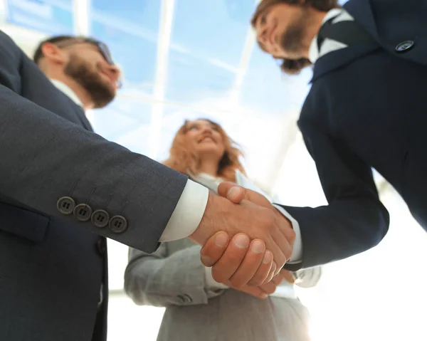 Photo de poignée de main de deux hommes d'affaires heureux — Photo