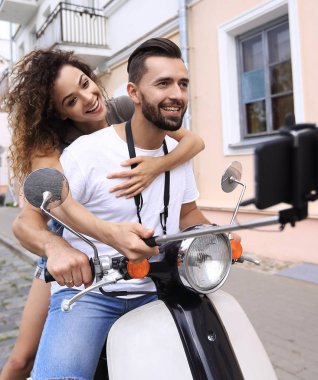 Selfie smartphone üzerinde açık yapma scooter üzerinde mutlu çift