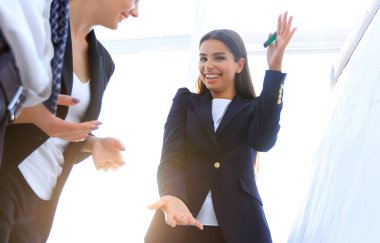flipchart üzerinde bir marker ile işaret iş kadını