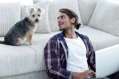 başarılı adam ve onun en sevdiği hayvan rahat bir oturma odasında.