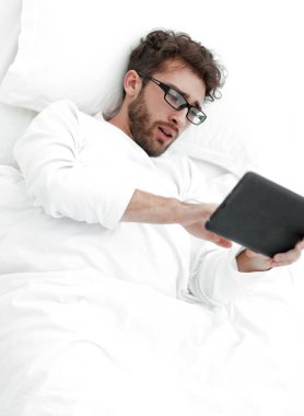 arka plan görüntüsü. adam dijital tablet üzerinde okuma.