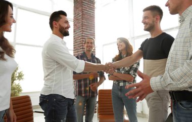 iş adamları top.handshake görüntülemek