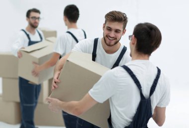 Kutu üzerinde beyaz backgro izole gülümseyen tutan Nakliyeciler portresi