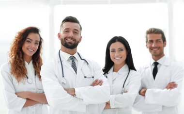 Tıp doktorları grubu. Beyaz arkaplanda izole.