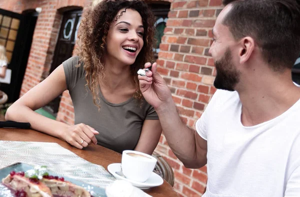 Casal em férias europeias sentado no café ao ar livre — Fotografia de Stock