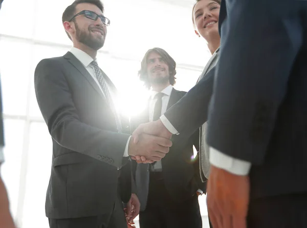 Pessoas de negócios handshaking depois de um bom negócio . — Fotografia de Stock