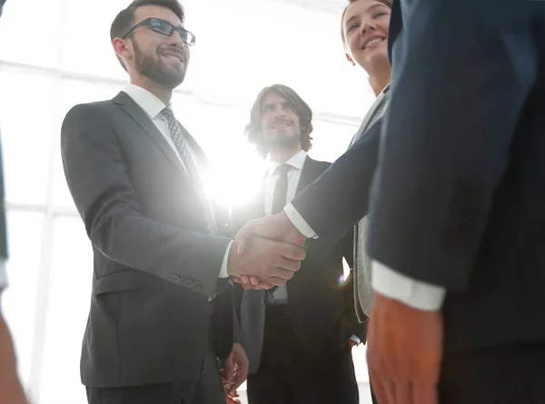 Gente de negocios apretón de manos después de un buen trato . —  Fotos de Stock