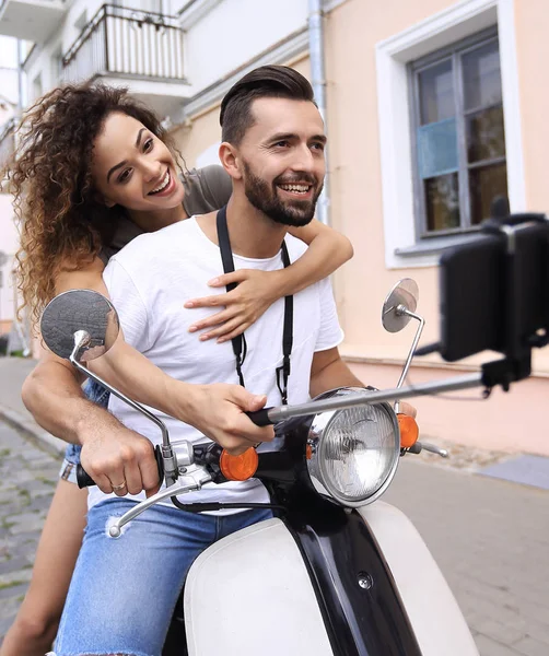 Selfie smartphone üzerinde açık yapma scooter üzerinde mutlu çift — Stok fotoğraf