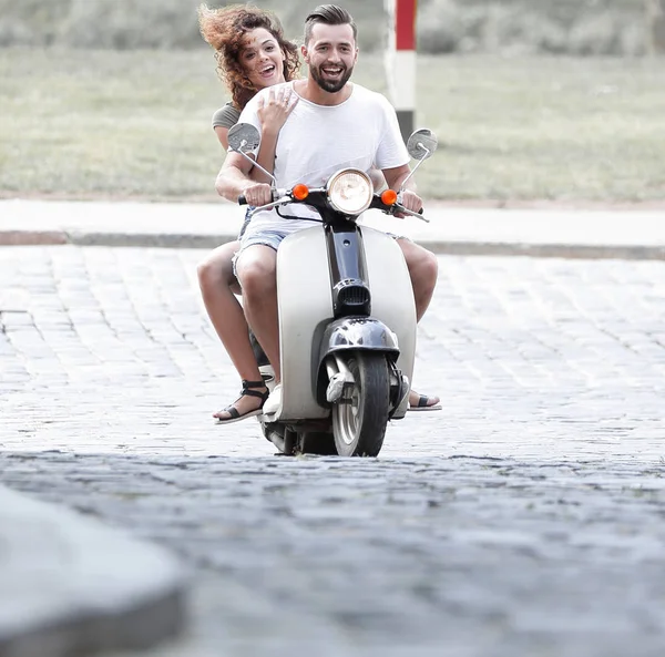 年轻夫妇骑摩托车在城市 — 图库照片