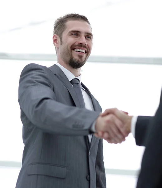 Primo piano .businessman stringere la mano con un partner commerciale . — Foto Stock